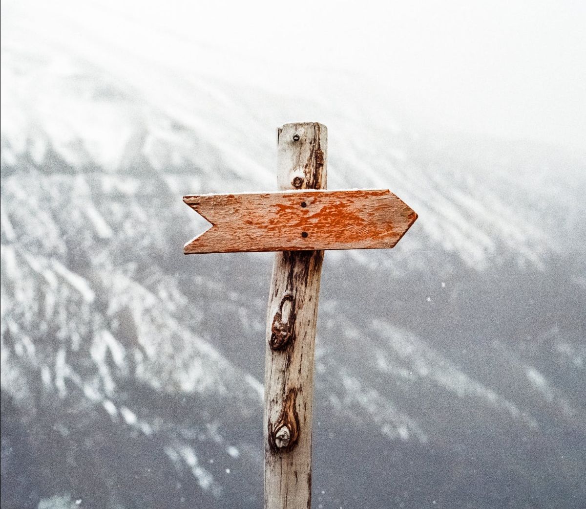 An arrow pointing right on a snowy mountain